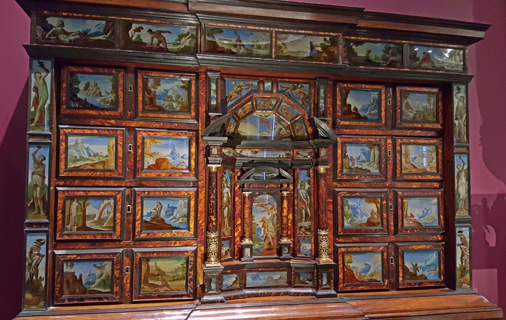 Cabinet on Stand, Naples